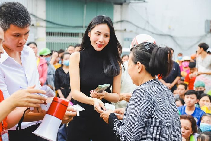 Trước hình ảnh giản dị của Thủy Tiên, thêm vào đó là sự thân thiện, dễ mến của cô thì nhiều cư dân mạng đã để lại lời khen ngợi.