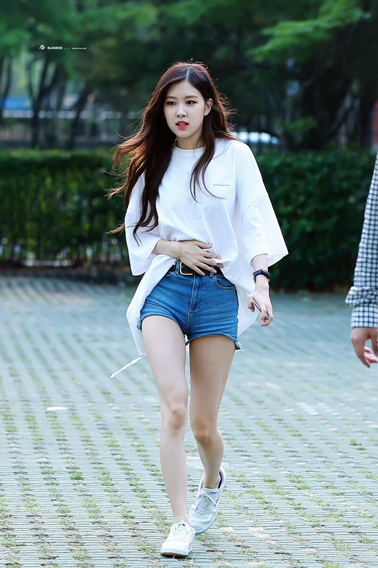Cô cũng cực kỳ yêu thích áo phông oversize kết hợp với legging, quần đùi hoặc mặc theo kiểu giấu quần.