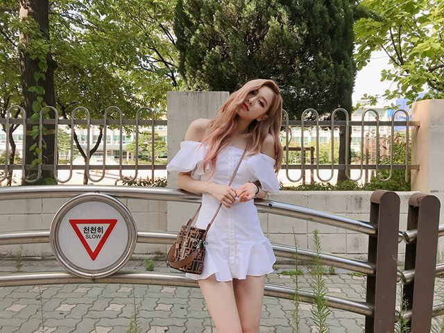 Thành viên Rosé của nhóm nhạc Hàn Quốc Black Pink luôn sở hữu gu thời trang sành điệu, trẻ trung pha chút nữ tính, trang phục sân bay hay đời thường của cô đa phần luôn được nhiều người học hỏi theo.