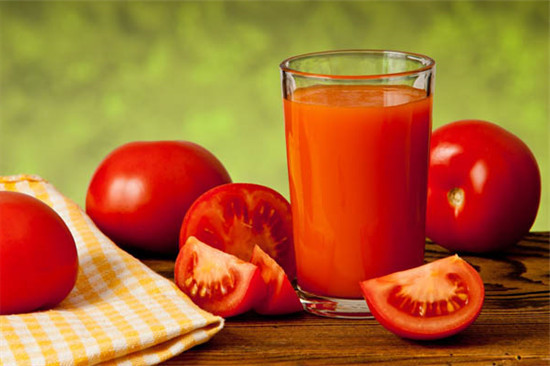 Nước ép cà chua: Nước ép cà chua giàu vitamin và khoáng chất, kích thích trao đổi chất, đốt cháy chất béo dư thừa. Bên cạnh đó, lycopene trong cà chua còn giúp hấp thụ rất các chất béo trong cơ thể. Ảnh: Internet.
