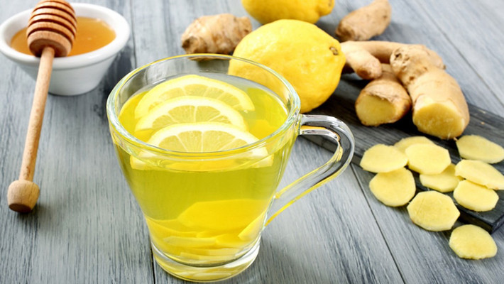 Nước chanh mật ong: Uống nước chanh mật ong vào buổi sáng khi bụng đói có thể sẽ giúp đốt cháy mỡ bụng. Chỉ cần vắt nước cốt chanh vào một ly nước ấm, sau đó thêm một muỗng cà phê mật ong vào và sử dụng.