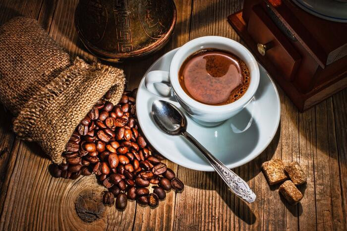 Cà phê đen: Caffeine trong cà phê đen cung cấp năng lượng và ức chế cơn đói. Cà phê cũng kích thích sinh nhiệt, làm nóng cơ thể và tăng cường trao đổi chất.
