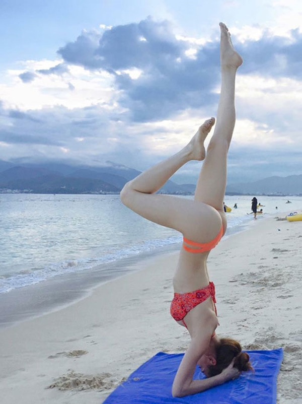 Hồ Ngọc Hà nổi tiếng với tư thế yoga cực nóng bỏng trên bãi biển.
