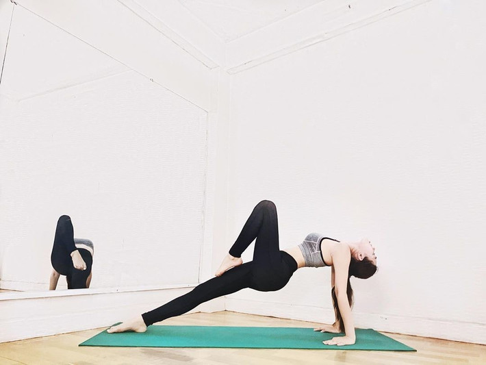 Jolie Nguyễn cho biết yoga là một trong những bộ môn cô có thể tập ngay tại nhà, không cần phải di chuyển đến phòng tập