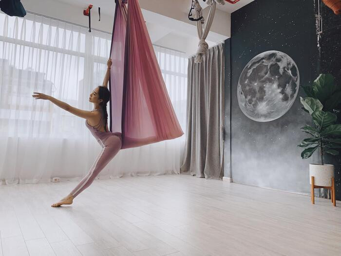Yoga bay chính là một trong những bí quyết giúp 'Cá sấu chúa' Quỳnh Nga sở hữu thân hình vạn người mê. Cô thường xuyên thực hiện các tư thế yoga gợi cảm khiến người hâm mộ “xịt máu mũi”.