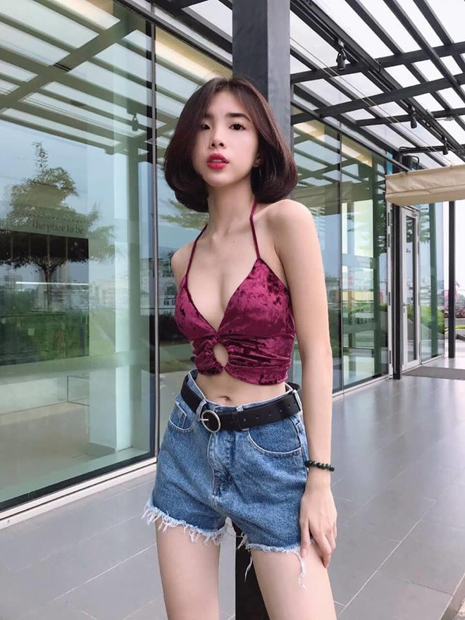 Vòng hai của Sme Mai nhỏ đến mức khó tin. Bởi vậy, dân mạng cho rằng cô thường xuyên chỉnh ảnh quá đà trước khi đưa lên mạng xã hội. Trước những đồn đoán trên, Phương Ngân khẳng định, cô sở hữu vóc dáng đẹp tự nhiên, không thuốc tiêm botox, không cắt xương sườn...