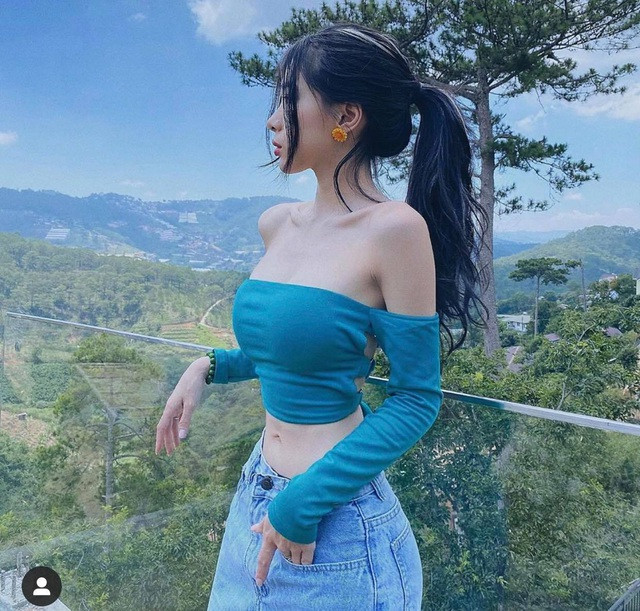 Áo croptop và quần jeans là 2 items được Sme Mai kết hợp thường xuyên.