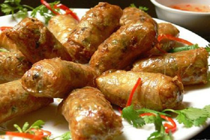 Đẻn biển (rắn biển) là món ăn khiến thực khách phải mê mẩn. Đẻn biển được chế biến thành nhiều món khác nhau nhau nhưng ngon nhất là tiết đẻn và ram đẻn. Tiết đẻn là lấy máu tươi của đẻn vừa hứng đem pha với rượu để uống. Ram đẻn là đẻn băm nhỏ cuốn lại bắc lên chảo rán vàng đều ăn vừa bùi vừa dậy mùi thơm nức của thịt đẻn biển..