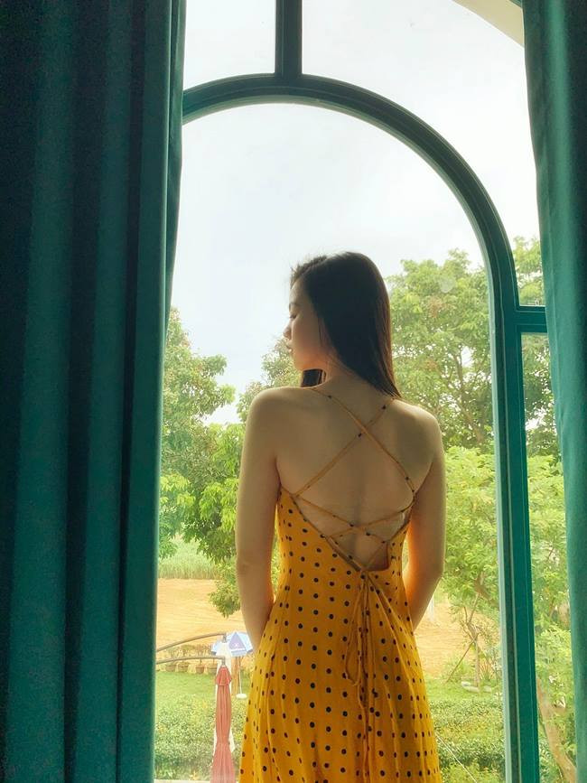 "Với tôi, để giảm cân: tập luyện chiếm 40% - chế độ ăn 60%. 1 ngày, tôi nạp khoảng 1000 -1200 calo. Trong khi đó tập luyện sẽ giảm từ 500- 600 calo. Bình thường, 1 người không tập luyện, chỉ hoạt động thường ngày sẽ tiêu hao khoảng 1000-1500 calo tùy cân nặng và chiều cao. Trong 4 tháng với công thức tính calo cần tiêu hao mỗi ngày, tôi giảm được 17kg", Minh Thư chia sẻ.