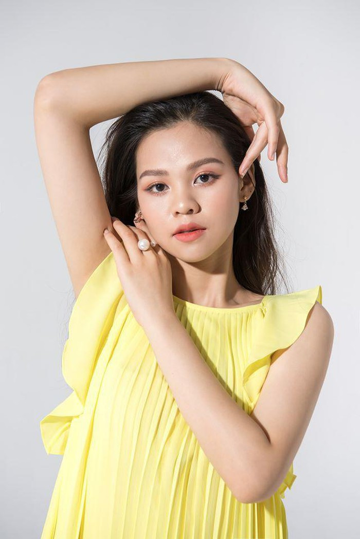 Ngoài ra, nữ sinh sinh năm 2000 cũng hạn chế việc ăn vặt để kiểm soát lượng calo nạp vào cơ thể. Trong khi chế biến đồ ăn, Minh Thư chọn hấp/luộc thay cho chiên/xào. Giảm bớt nêm nếm gia vị vì chúng gây tích nước trong cơ thể.