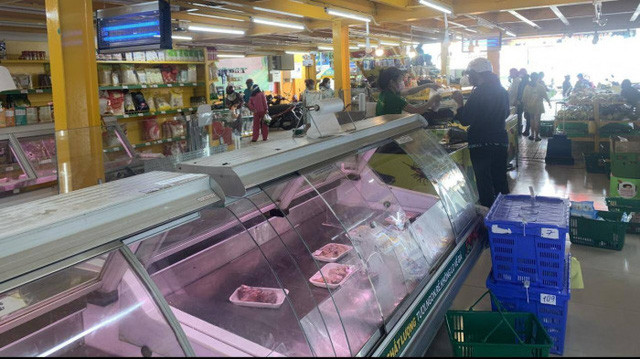 Nhiều hàng hóa đã hết nhanh chóng. Ảnh: Báo Giao thông