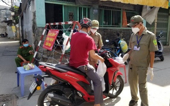 Lực lượng chức năng phong toả tại một con hẻm trên phường 15, quận Gò Vấp. Ảnh: SK&ĐS