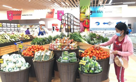 Đại diện Sở Công Thương cũng cho biết theo chỉ thị 15 của Thủ tướng, các siêu thị, cửa hàng bán lẻ, cửa hàng tiện lợi... vẫn mở cửa hoạt động bình thường trong thời gian giãn cách xã hội. Vì vậy, người dân không cần quá lo lắng đổ xô đi mua hàng hóa, tích trữ dẫn đến chen chúc, không tuân thủ các quy định chống dịch. Ảnh: CATP HCM