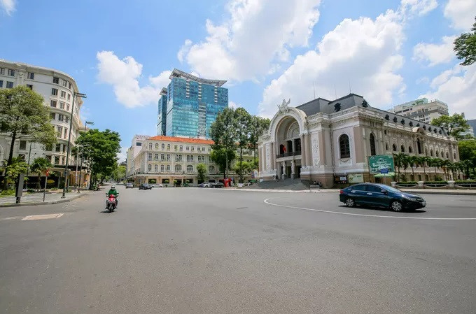 Nhiều tuyến đường trung tâm TP HCM như Đồng Khởi, Lê Duẩn, Nam Kỳ Khởi Nghĩa, Nguyễn Du, Hai Bà Trưng... cũng thưa thớt người và phương tiện. Ảnh: NLĐ