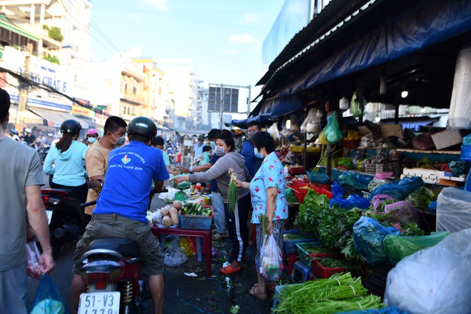 Dù trong thời gian giãn cách xã hội, tất cả siêu thị, cửa hàng thực phẩm, chợ ở TP HCM vẫn mở cửa hoạt động bình thường. Tuy nhiên, chiều 30/5, nhiều người dân do thiếu thông tin đã đổ xô đi chợ. Ảnh: Zing.