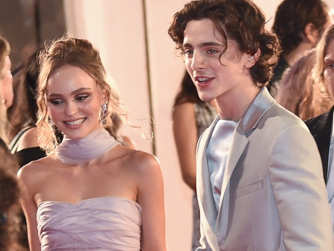 Theo Daily Mail, trước tiệc sinh nhật, Lily-Rose được paparazzi bắt gặp cùng Timothee Chalamet đi mua sắm ở thành phố New York, Mỹ, làm dấy lên tin đồn cả hai tái hợp. "Bộ đôi đã ghé qua cửa hàng trang sức và quần áo của Verameat, nơi Timothee đã mua rất nhiều đồ", nguồn tin viết. Hiện, cặp sao chưa phản hồi về chuyện này. Ảnh: Glamour.