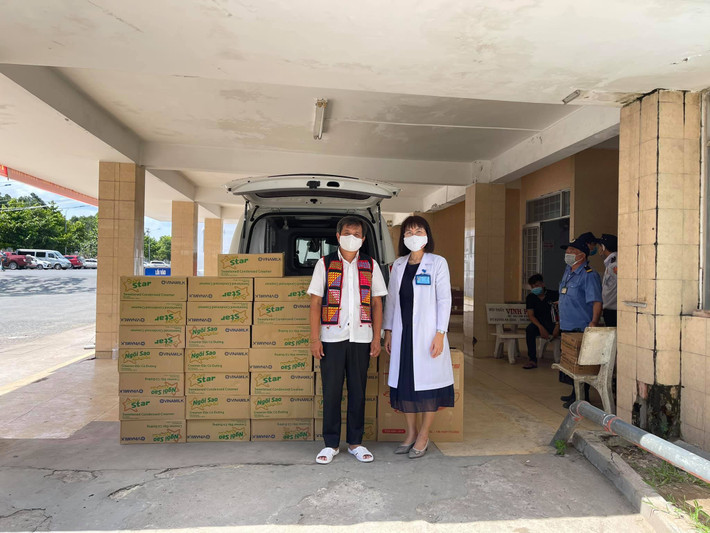 Khi được biết, rất nhiều bệnh nhân nghèo đến đây chữa bệnh với hai bàn tay trắng, ông Hải đã trích quỹ chi 20 suất cơm tình thương mỗi ngày với thời gian lâu dài, bắt đầu từ ngày 1/6/2021( mỗi suất cơm 15000 đồng).