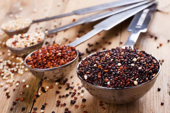 Hạt diêm mạch (quinoa) cung cấp protein, kẽm và khoáng chất hỗ trợ sự chuyển đổi các axit amin trở thành collagen bổ sung cho làn da mịn màng.