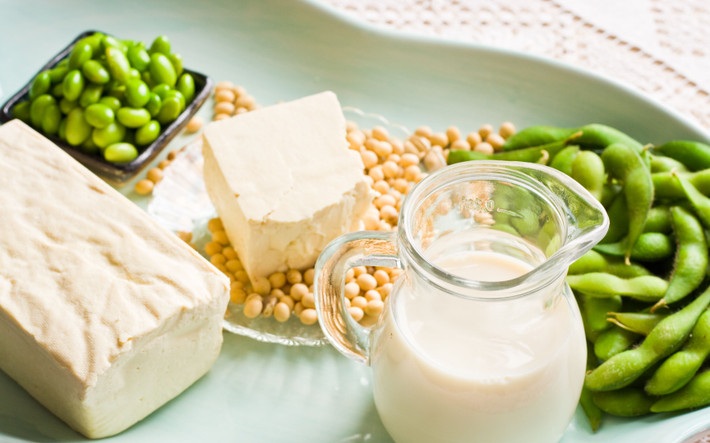 Đậu nành là thực phẩm có chứa genistein - một hợp chất sản sinh ra collagen và ngăn ngừa các enzyme gây lão hóa da.