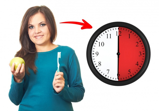 Các chuyên gia không khuyên bạn đánh răng ngay sau khi ăn và bạn nên thực hiện ít nhất 30 phút sau đó. Nếu bạn ăn hoặc uống một thứ gì đó chua, đừng đánh răng ngay sau khi ăn để không làm hỏng men răng. Ảnh: BS.