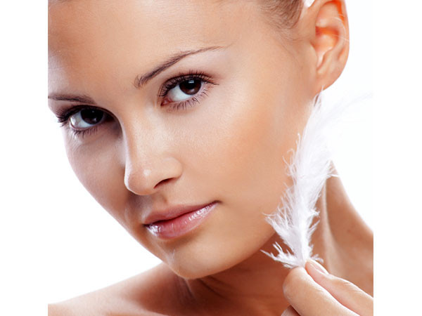 Nước trà quế giúp cải thiện kết cấu da và làn da. Quế giàu chất xơ giúp loại bỏ chất độc ra khỏi cơ thể, nhờ đó da đẹp hơn. Vì vậy, hãy bắt đầu uống nước quế từ bây giờ. Ảnh: Boldsky.