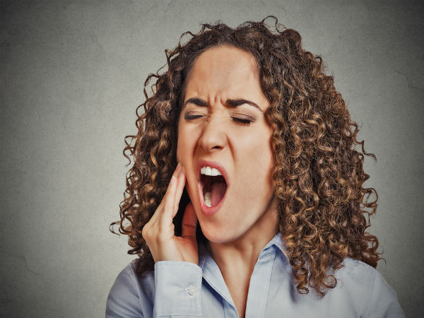 Quế là một gia vị mạnh mẽ có khả năng giảm đau nhức. Uống nước quế hàng ngày sẽ làm giảm đau răng và cũng sẽ làm giảm sưng nướu.