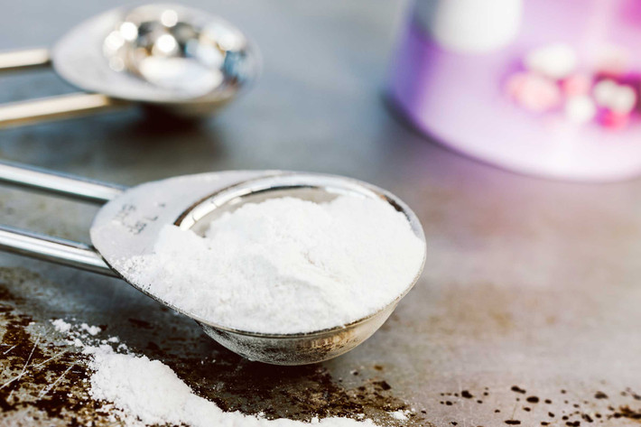 Baking soda rất có lợi trong việc giảm ợ nóng. Chỉ cần một thìa cà phê baking soda phản ứng với axit hydrochloric trong dạ dày và biến nó thành natri clorua vô hại, CO2 và nước.