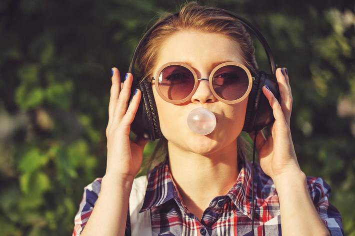 Một số nghiên cứu cho thấy nhai kẹo cao su có thể chữa chứng ợ nóng vì nó làm tăng tiết nước bọt, trung hòa axit trong dạ dày.