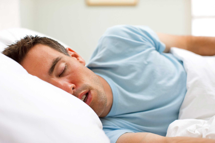 Một nghiên cứu đã chỉ ra rằng nằm ngủ nghiêng bên trái là cách tốt nhất để tránh ợ nóng vào buổi tối.