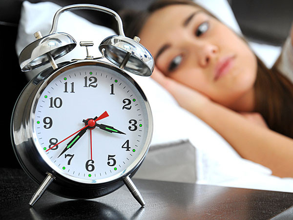Thiếu ngủ làm chậm lưu thông máu, do đó tạo nên quầng thâm dưới mắt. Đây là một trong những thói quen xấu không chỉ tạo quầng thâm mà còn gây nhiều vấn đề khác liên quan đến da.