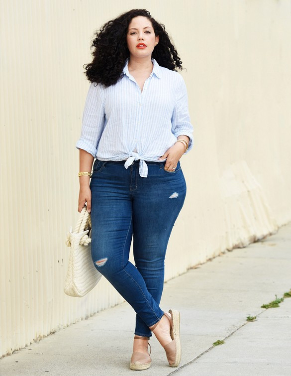 Quần jeans lưng cao và áo kẻ sọc dọc có điểm thắt nơi eo là cách mix đồ đẹp cho nàng béo tự tin đón Tết.