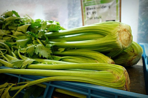 Và khi rau cần cũng trở thành lý do chia tay. Cô gái đã bị bạn trai đuổi khỏi nhà chỉ vì cô ấy ngồi trên giường và phết phô mai lên cần tây để ăn.