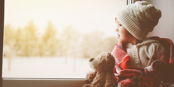 Các bố có thể giúp vợ như thay tã cho bé, cho bé ăn vào buổi tối và dỗ dành bé ngủ lại vào ban đêm nếu bé có tỉnh giấc và quấy khóc.