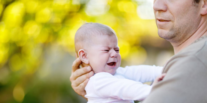 Bất cứ ông bố bà mẹ nào cũng sợ nghe tiếng khóc khi bé đói hoặc không thoải mái... Bạn nên bắt đầu tìm hiểu cách dỗ bé nín khóc ngay từ bây giờ.