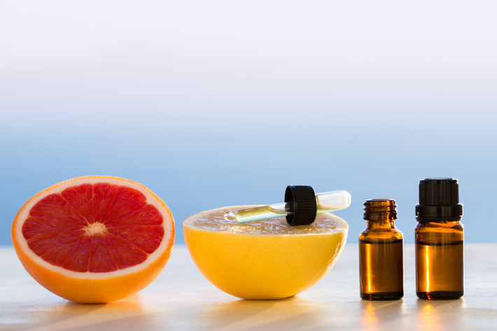 Các chất chống oxy hóa trong tinh dầu bưởi làm tăng khả năng tái tạo của da và duy trì vẻ trẻ trung. Bạn cũng có thể thêm một vài giọt tinh dầu bưởi vào bồn tắm hoặc dùng để xông hơi để chúng phát huy tác dụng.