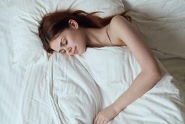 Ưu tiên giấc ngủ đủ từ 7 đến 8 tiếng mỗi đêm giúp bạn hạn chế nguy cơ mắc bệnh tim mạch.
