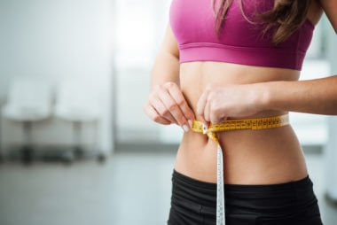 Kiểu soát cân nặng là cách giảm nguy cơ mắc bệnh tim. Điều quan trọng hơn là bạn cần duy trì lối sống lành mạnh bằng cách thực hiện chế độ ăn uống lành mạnh và tập thể dục.