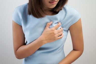 Phụ nữ hay coi thường và bỏ qua các dấu hiệu bệnh tim như đau ngực và cánh tay tê cứng. Họ có thể bị đánh trống ngực, thở dốc, mệt mỏi và các triệu chứng giống cúm. Đó có thể là các dấu hiệu của cơn nhồi máu cơ tim và bạn cần đi kiểm tra sớm nhất.