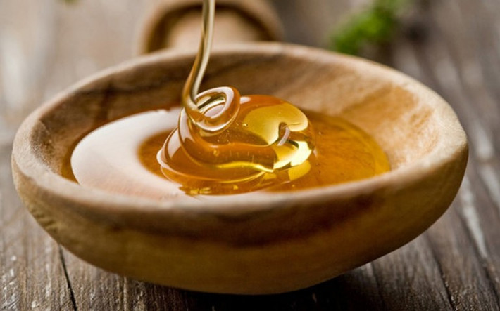 Cách làm hồng môi đơn giản nhất là dùng mật ong nguyên chất bôi lên môi, để qua đêm, sau đó rửa sạch bằng nước ấm.