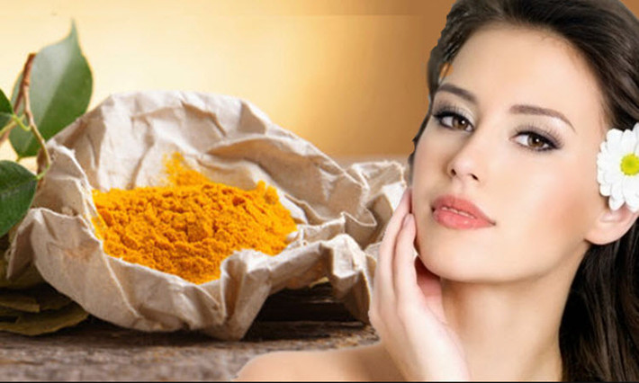 Bạn có thể dưỡng sáng môi bằng bột nghệ. Để làm mặt nạ tinh bột nghệ trị thâm, bạn cần trộn đều ½ thìa cà phê tinh bột nghệ với nước cốt chanh. Thoa hỗn hợp lên môi, thư giãn tầm 10-15 phút rồi rửa sạch với nước ấm.