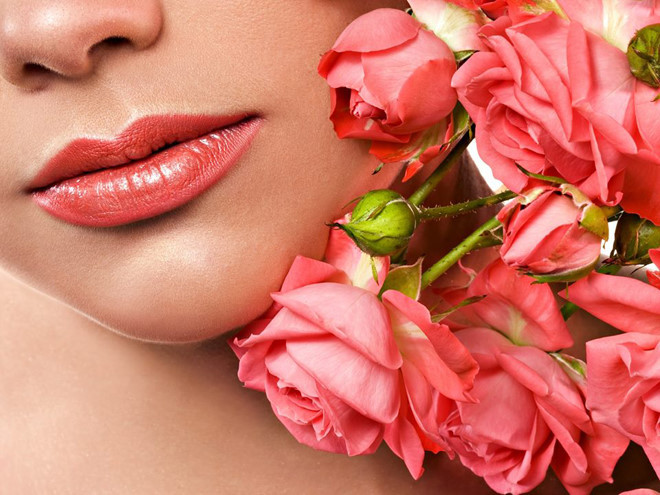 Nước hoa hồng vừa có công dụng dưỡng da vừa trị thâm môi. Bạn có thể trộn 1 giọt nước hoa hồng với vài giọt mật ong và thoa lên môi khoảng 3 – 4 lần/ngày sẽ giúp bạn nhanh có đôi môi mịn màng và tươi sáng.