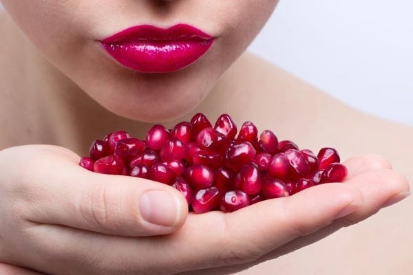 Lựu dưỡng ẩm cho đôi môi khô, nứt nẻ và trị sạm môi. Bạn có thể trộn 1 muỗng canh hạt lựu nghiền nát với ít sữa kem và nước hoa hồng, chà nhẹ hỗn hợp trên môi trong vài phút rồi rửa lại bằng nước ấm. Thực hiện thường xuyên mỗi ngày để đạt hiệu quả cao.