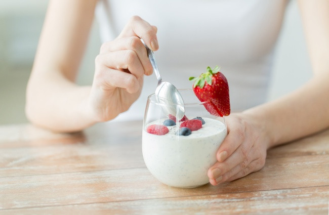 Sữa chua có chứa probiotic, cung cấp vi khuẩn lành mạnh để tăng cường miễn dịch đường ruột. Về cơ bản, sữa chua mang vi khuẩn tốt vào ruột của bạn, kích thích tiêu hóa và giúp thải độc cơ thể.