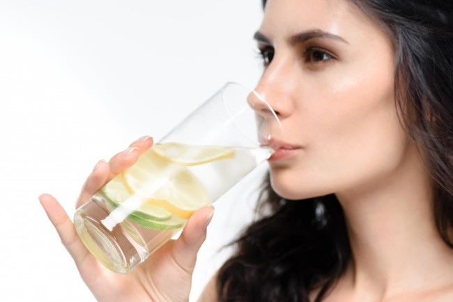 Các loại trái cây họ cam quýt rất tốt cho hệ tiêu hóa vì chúng chứa nhiều vitamin C và giàu chất chống oxy hóa. Hợp chất này kích hoạt enzym gan giúp chuyển các chất độc thành dạng hòa tan trong nước và chống tích tụ chất độc trong ruột.