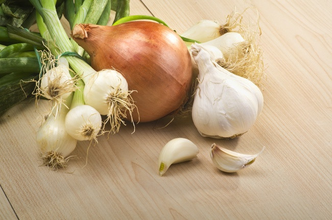 Hành và tỏi đều giúp kích thích gan tạo ra các enzyme thải độc để lọc chất thải từ hệ tiêu hóa. Bên cạnh việc giúp thải độc và làm sạch cơ thể, chúng còn có thuộc tính kháng khuẩn, chống kí sinh trùng và tăng cường miễn dịch.