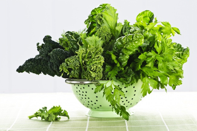 Các loại màu xanh lá đậm sẽ giúp tăng cường chlorophyll để thải độc hệ tiêu hóa. Đồng thời, chúng cũng làm sạch các kim loại nặng tích tụ trong cơ thể của chúng ta.