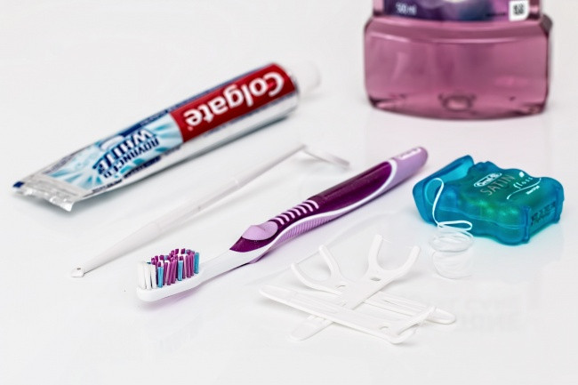 Nếu bạn muốn bảo vệ răng, hãy tuân thủ quy tắc: đánh răng ít nhất hai lần mỗi ngày và tối thiểu trong 2 phút. Cố gắng chải đều tất cả các bề mặt của răng, kể cả những khe hở nhỏ nhất. Không chỉ đánh răng, hãy sử dụng nước súc miệng và chỉ nha khoa để loại bỏ các mảng bám và vi khuẩn trong miệng.