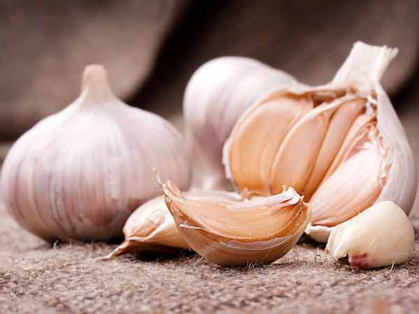 Tỏi chứa các chất chống viêm, kháng sinh và chống oxy hóa giúp giảm đau răng. Nhai 1-2 nhánh tỏi và giữ nó trên răng khôn.