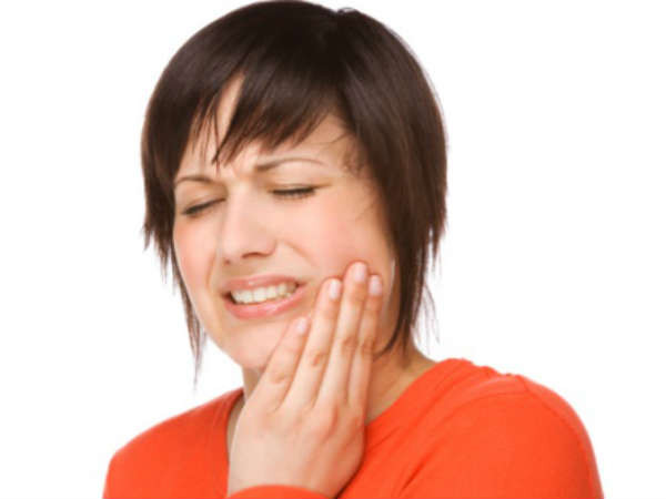 Đinh hương giúp giảm đau răng khôn bởi vì nó có chứa các tính chất gây tê và giảm đau. Những đặc tính này gây tê liệt cơn đau ngay lập tức. Đặt 3 nhánh đinh hương trong miệng của bạn để ngăn chặn cơn đau.