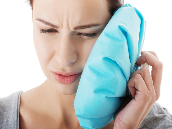 Chườm nóng hoặc lạnh có thể làm giảm đau và sưng nướu. Lấy một túi nước đá hoặc khăn ấm đặt cạnh má, nơi có răng khôn.